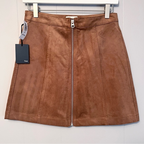 Aritzia Wilfred Free Leah faux suede skirt in Dark Camel mini skirt size 8 NWT - Picture 1 of 6